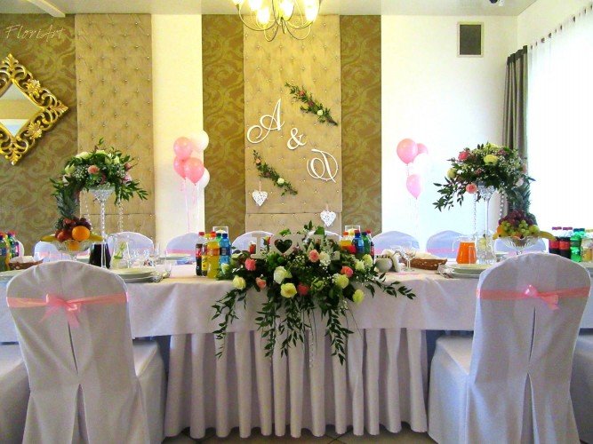 dekoracja miejsca dla pary młodej na sali weselnej