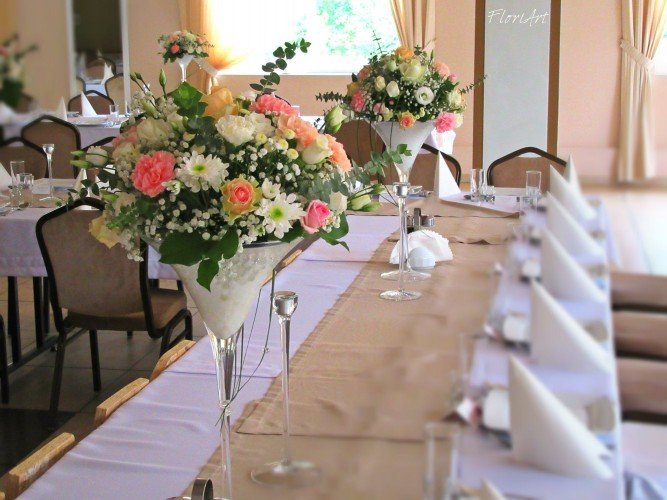 Kwiaty pastele dekoracje stołów weselnych Janów