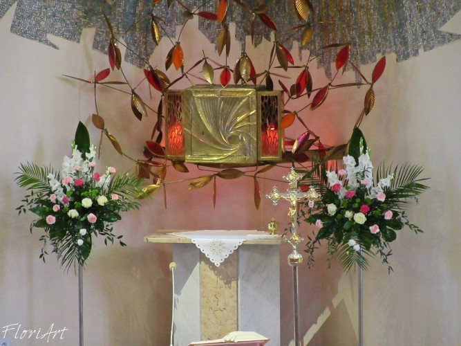 Kompozycje z kwiatów przy tabernakulum Częstochowa