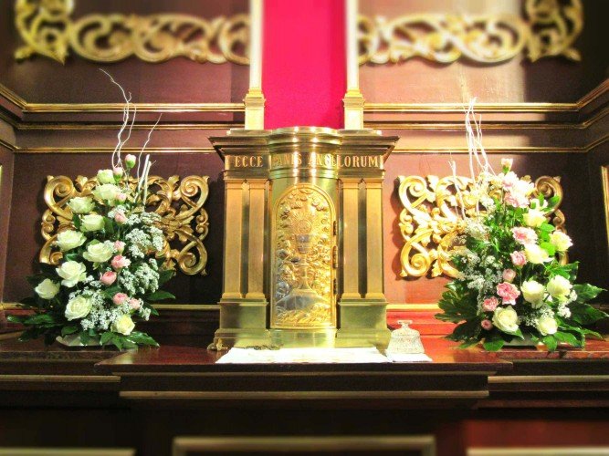 kwiaty na ślub do kościoła róże goździki gipsówka