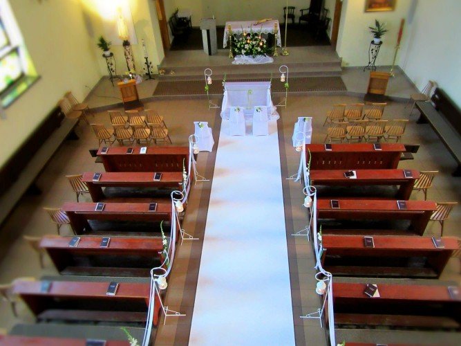 Biały dywan na ślub dekoracje ołtarza kościoła Aleksandria Blachownia