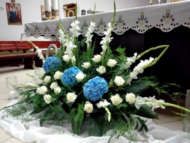 kwiaty na ślub z niebieskim Akcentem