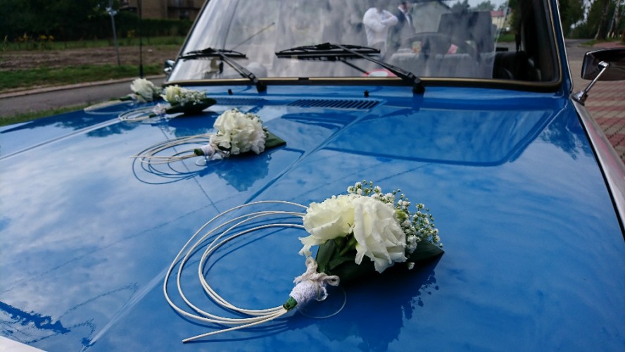 kwiaty na samochód do ślubu